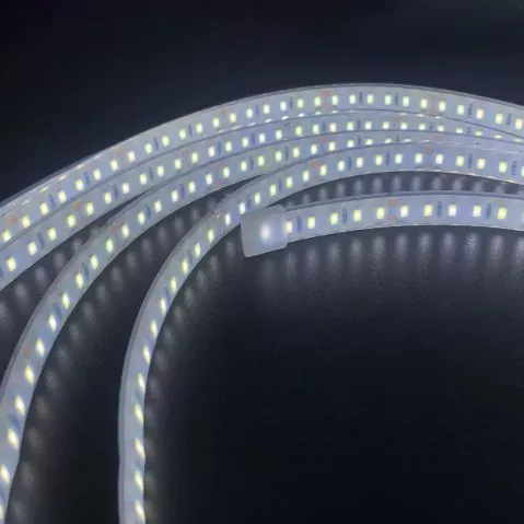 Ortak LED düşük voltajlı ışık şeritlerinin ışık kaynağının özellikleri nelerdir?